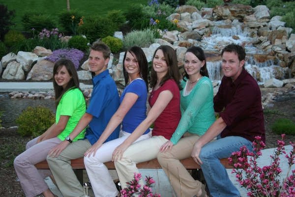 awkward photo pose | Funny photoshoot ideas, Awkward photos, Awkward family  photos