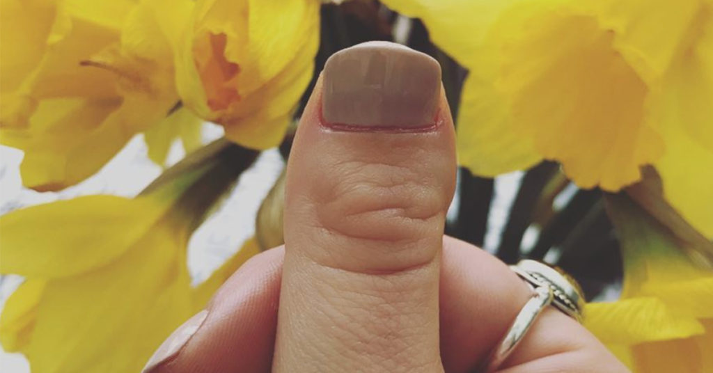 megan fox toe thumbs